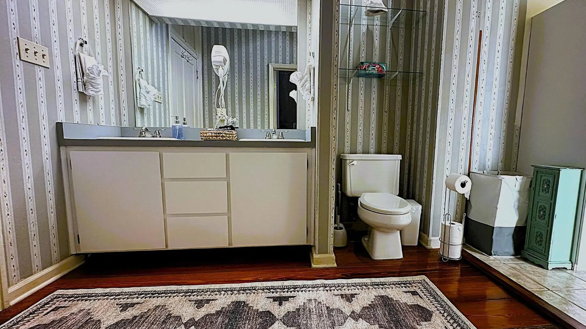 Azalea Room_victorian Style_with Private Bathroom *