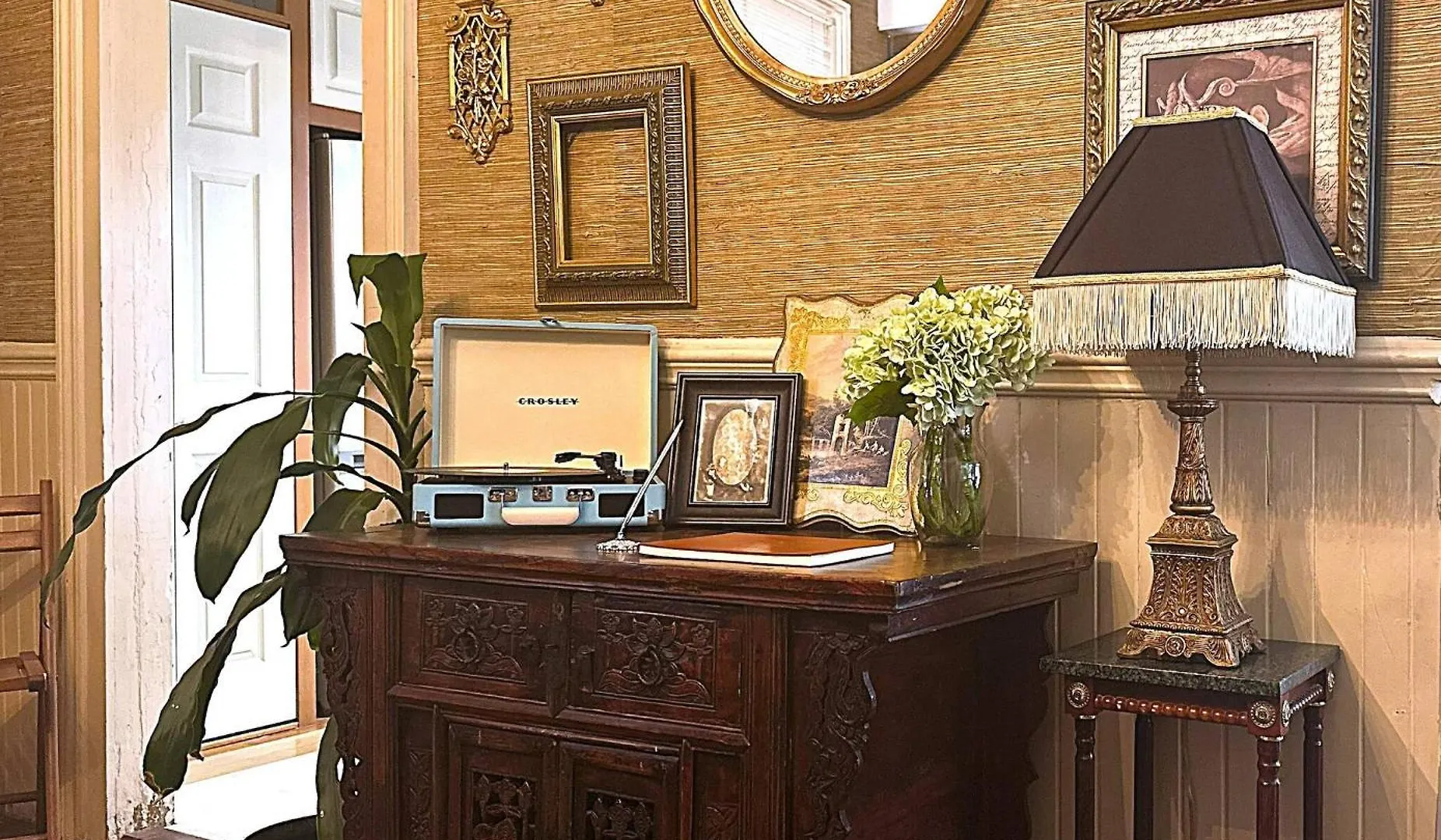 Azalea Room_victorian Style_with Private Bathroom Nyaraló