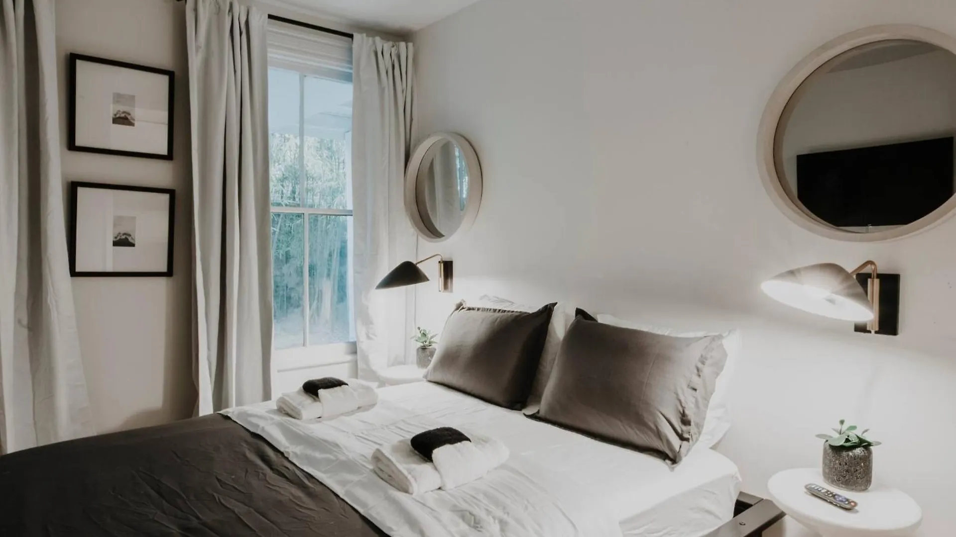 3bdr Classy Mid-century Ground-level Forsyth Apartment *