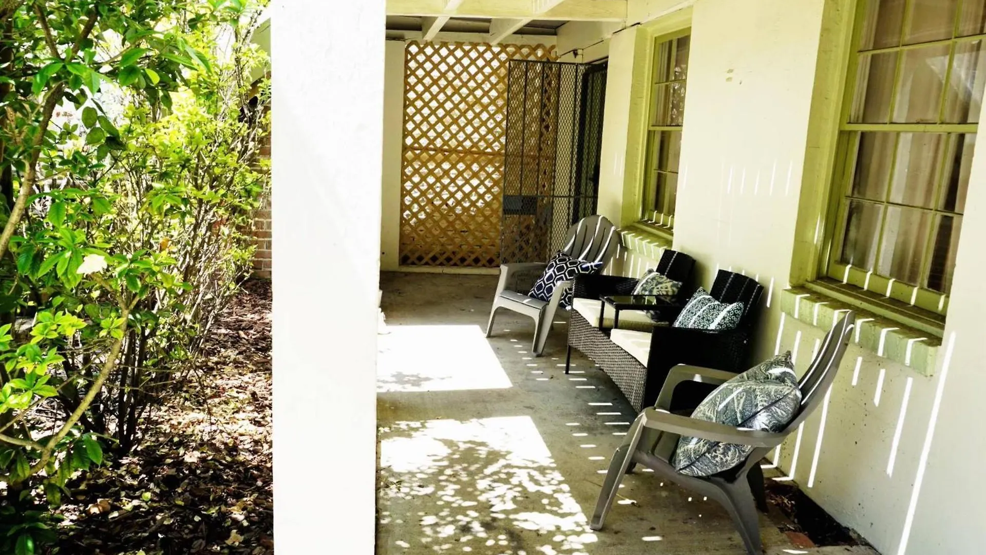 3bdr Classy Mid-century Ground-level Forsyth Savannah