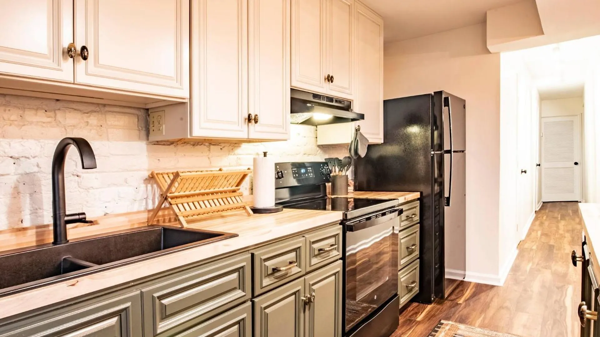 3bdr Classy Mid-century Ground-level Forsyth Apartment
