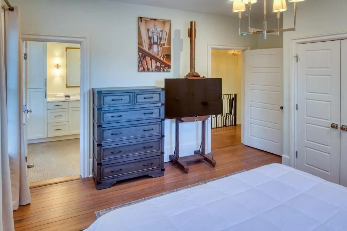 Updated Historic 3 Bedroom Walk Everywhere Villa Savannah