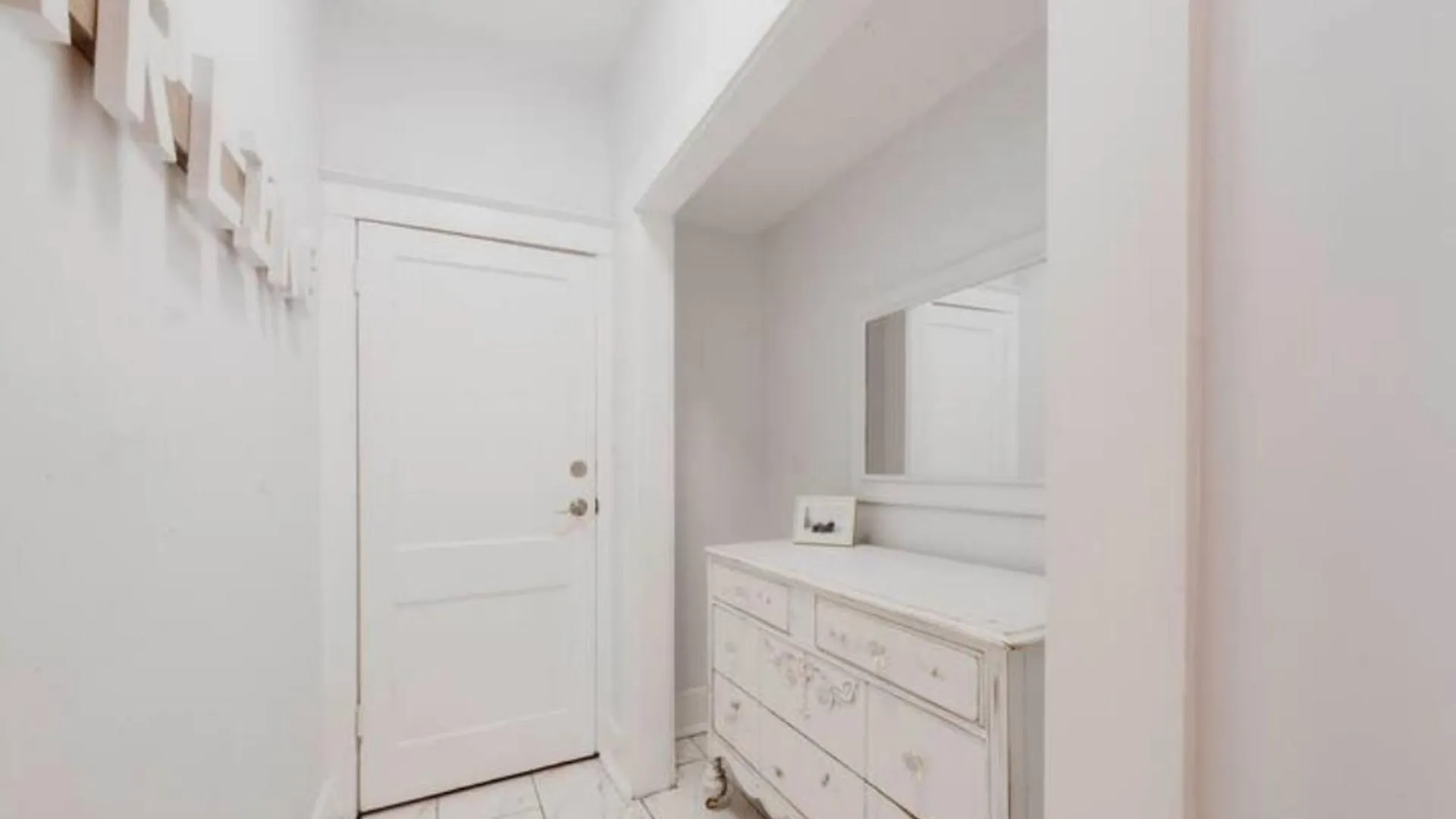 Private Triplex Sleeps 22 Starland District Semesterbostad *