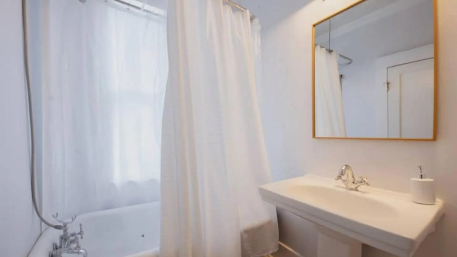 Private Triplex Sleeps 22 Starland District Semesterbostad *