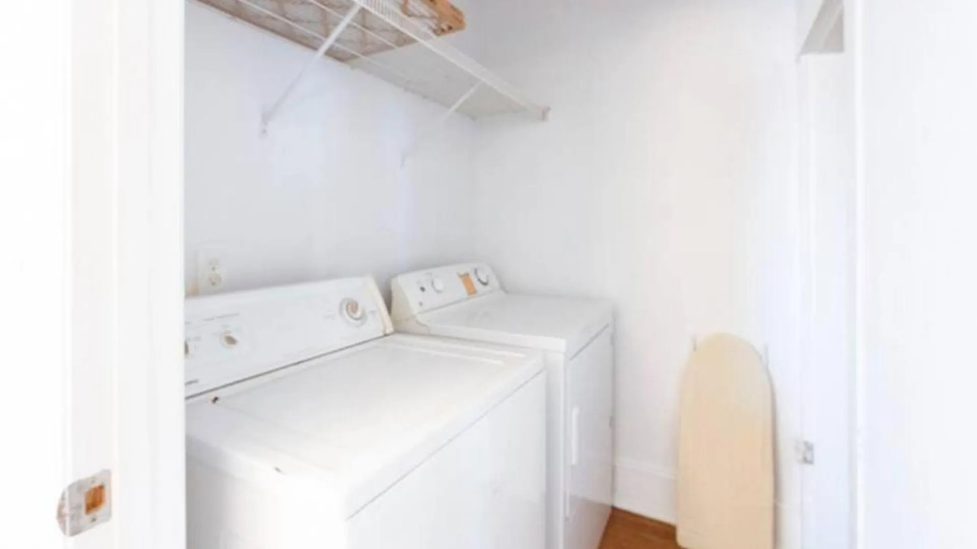 Private Triplex Sleeps 22 Starland District *
