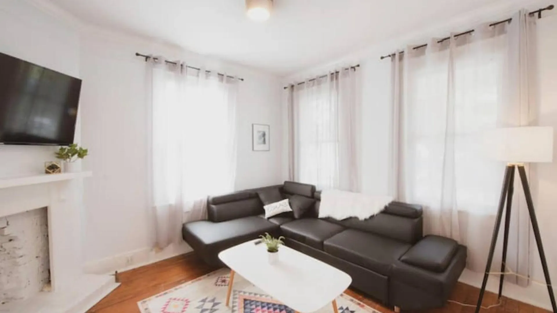Private Triplex Sleeps 22 Starland District Semesterbostad