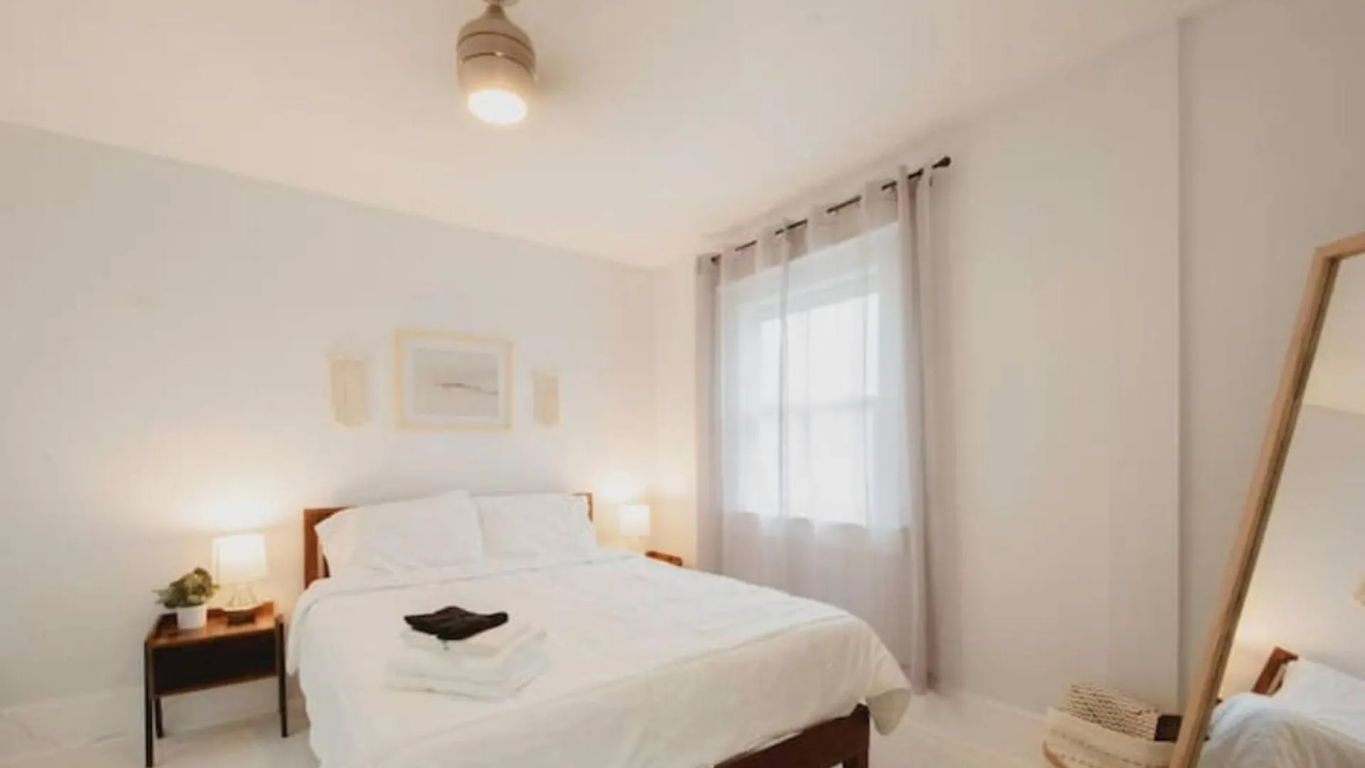 Private Triplex Sleeps 22 Starland District Semesterbostad