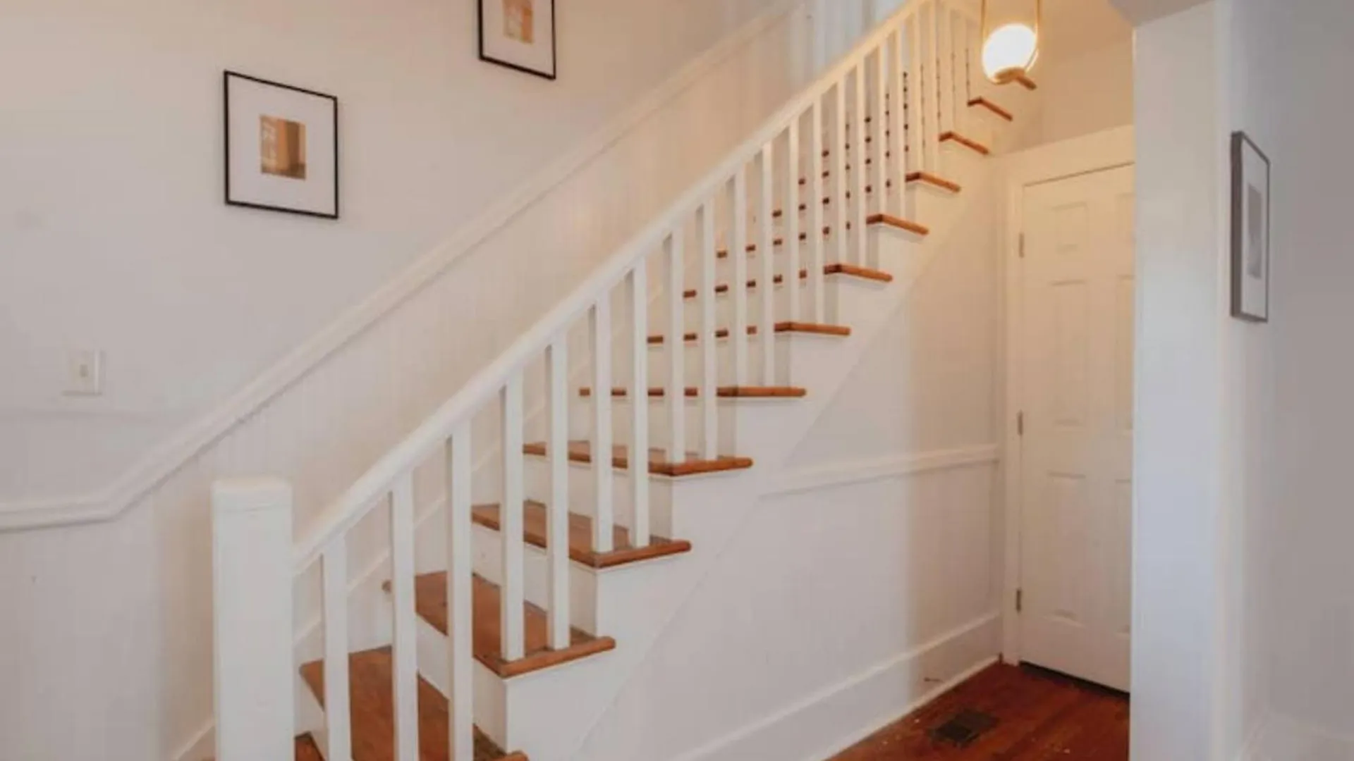 Private Triplex Sleeps 22 Starland District Semesterbostad