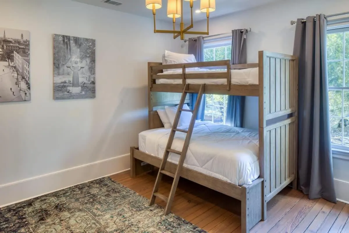 Вилла Luxvilla 3 Br-3 Ba Near River Street *