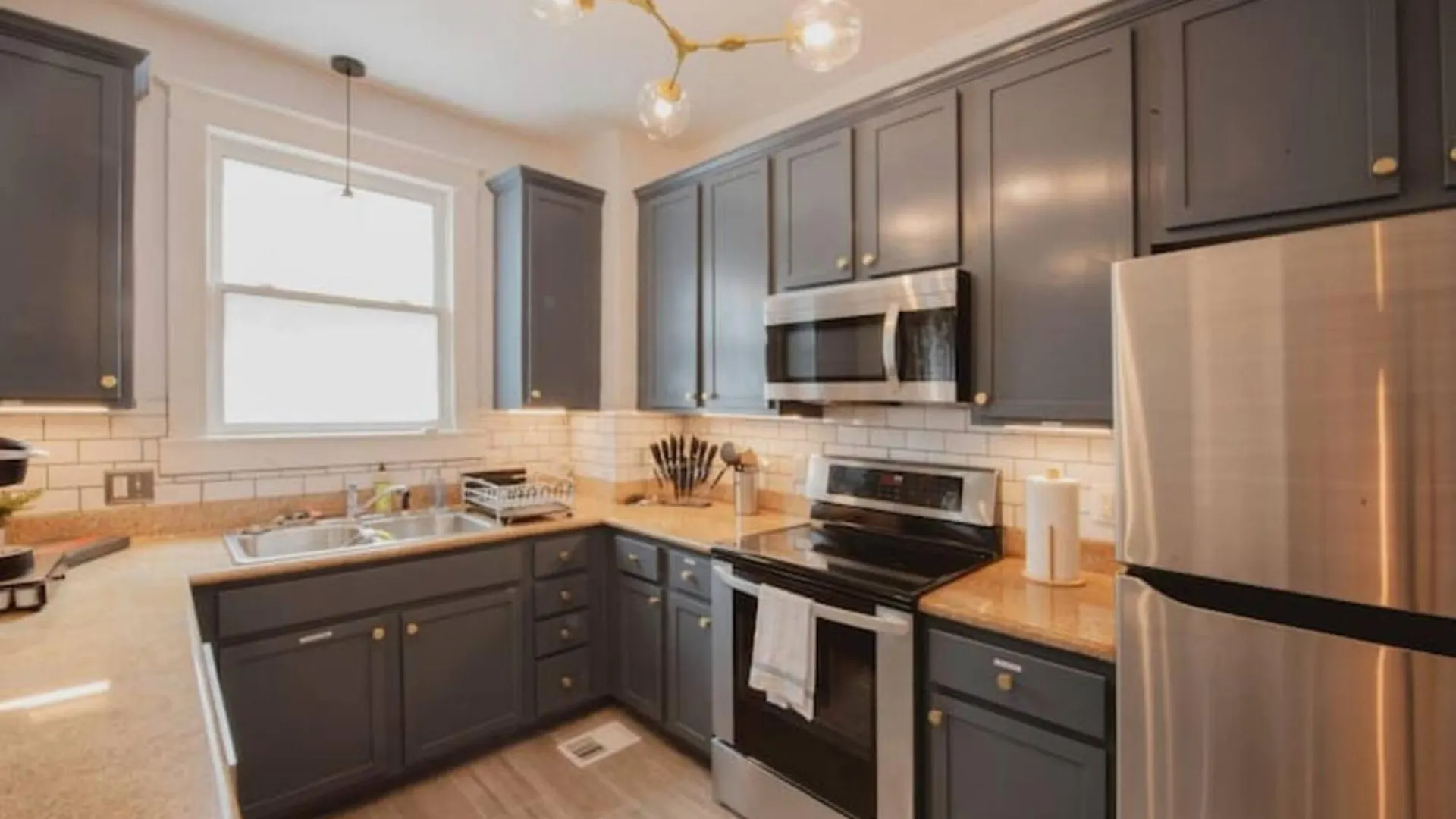 Private Triplex Sleeps 22 Starland District * Savannah