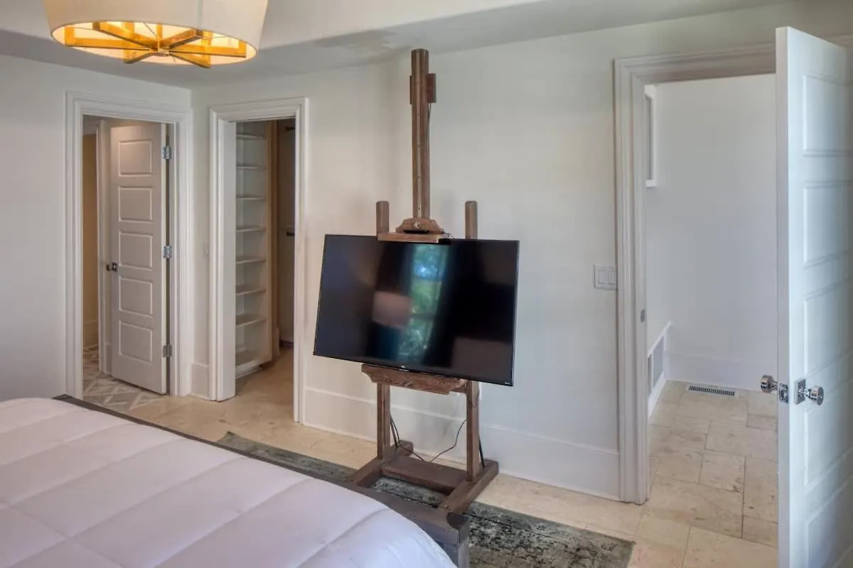Вилла Luxvilla 3 Br-3 Ba Near River Street