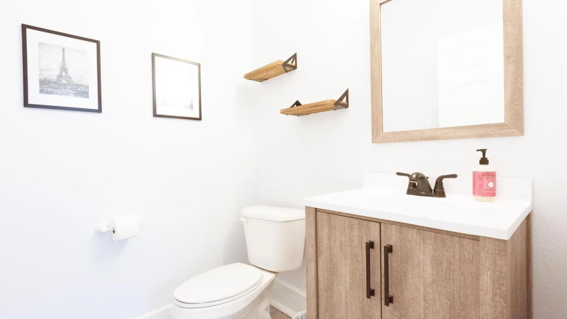 Private Triplex Sleeps 22 Starland District *