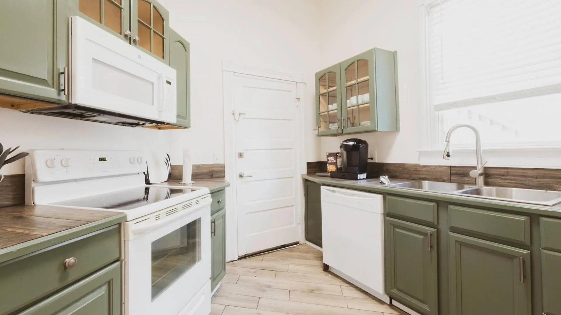 Vakantiehuis Entire Duplex 2 Apts & 6 Bdrs Near Forsyth Park! *