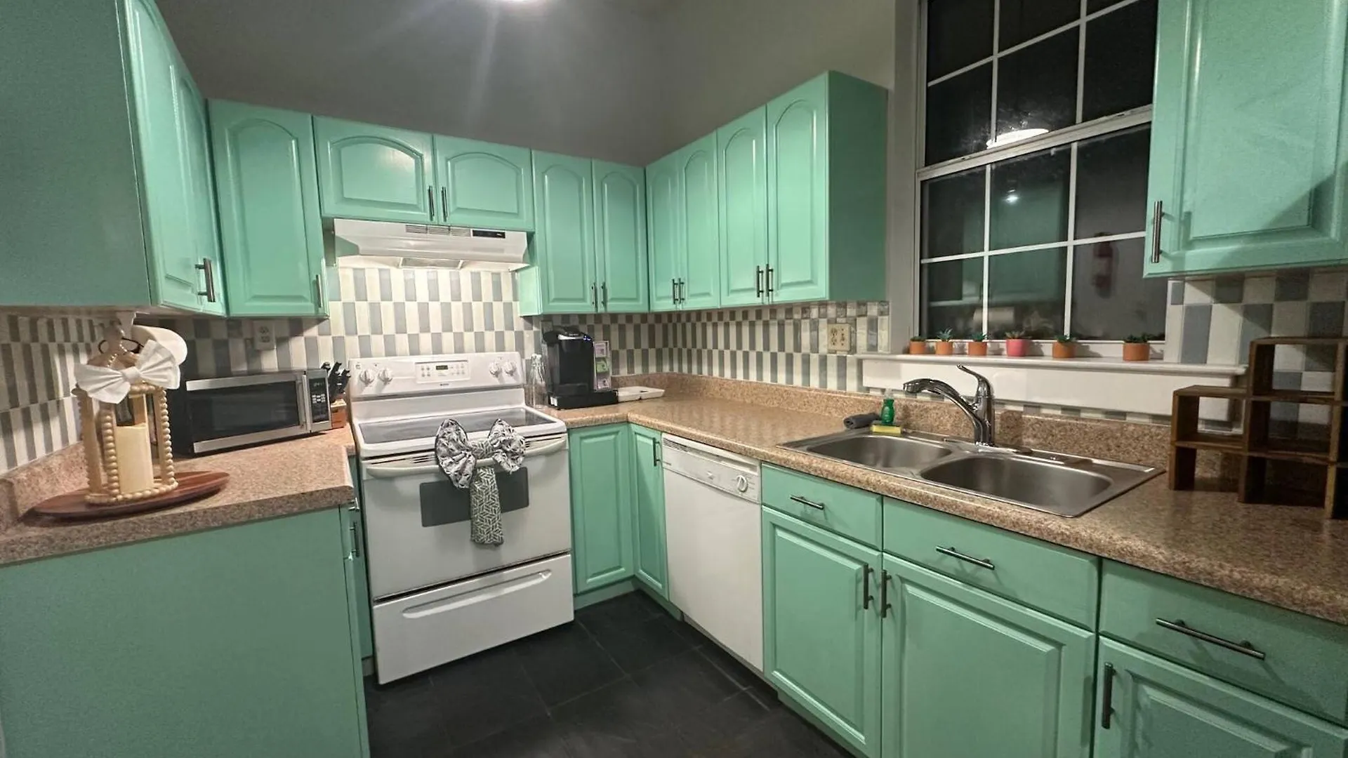 Private Duplex Sleeps 19 Starland District *