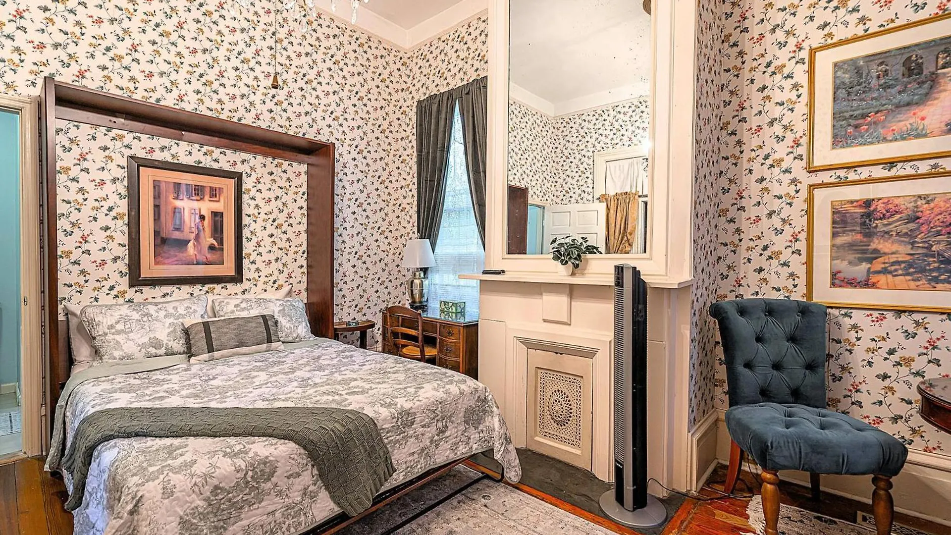 Parlor Room_victorian_private Entrance, Bathroom Savannah