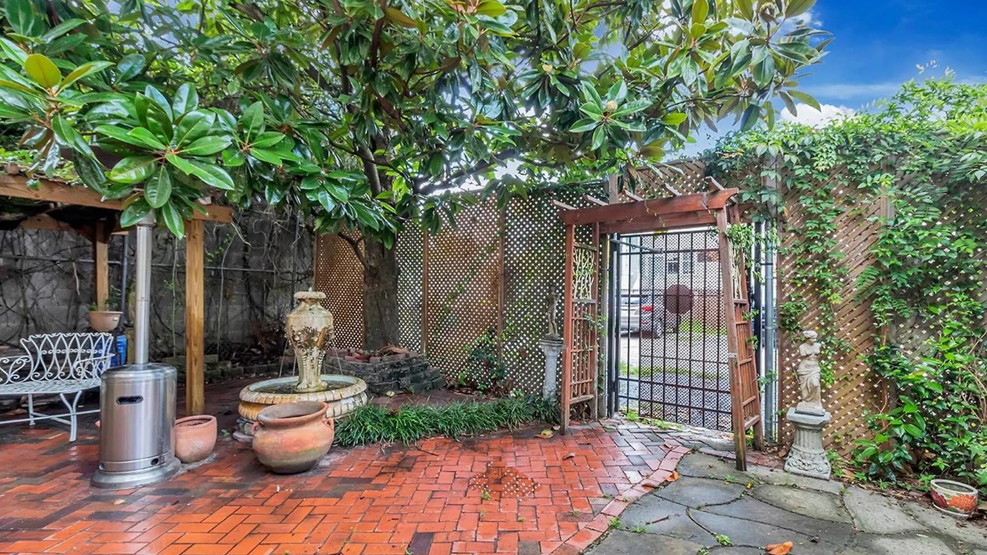 Victorian Modern In Carriage House - Unit B Savannah