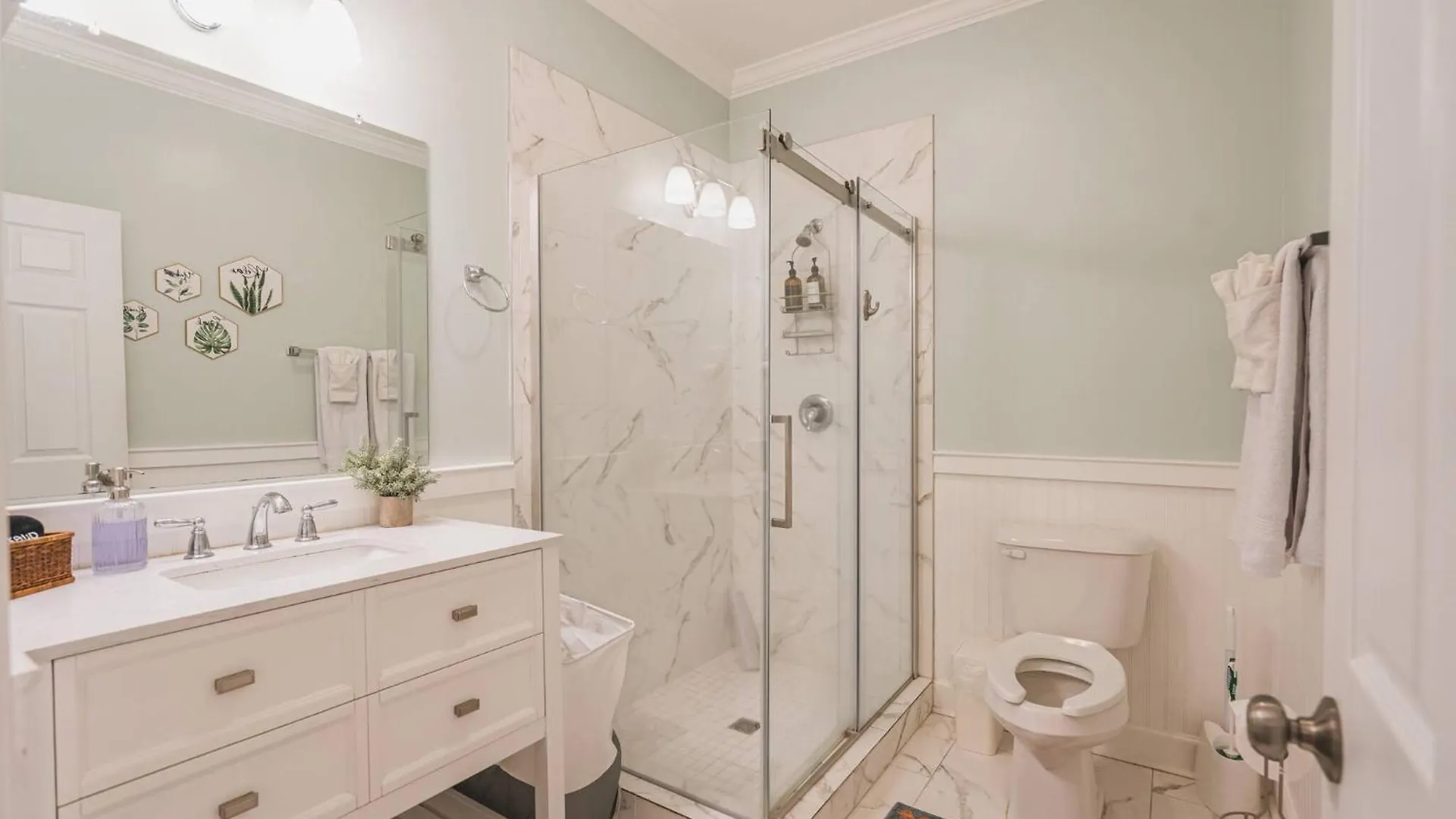 Victorian Modern In Carriage House - Unit B Vendégház