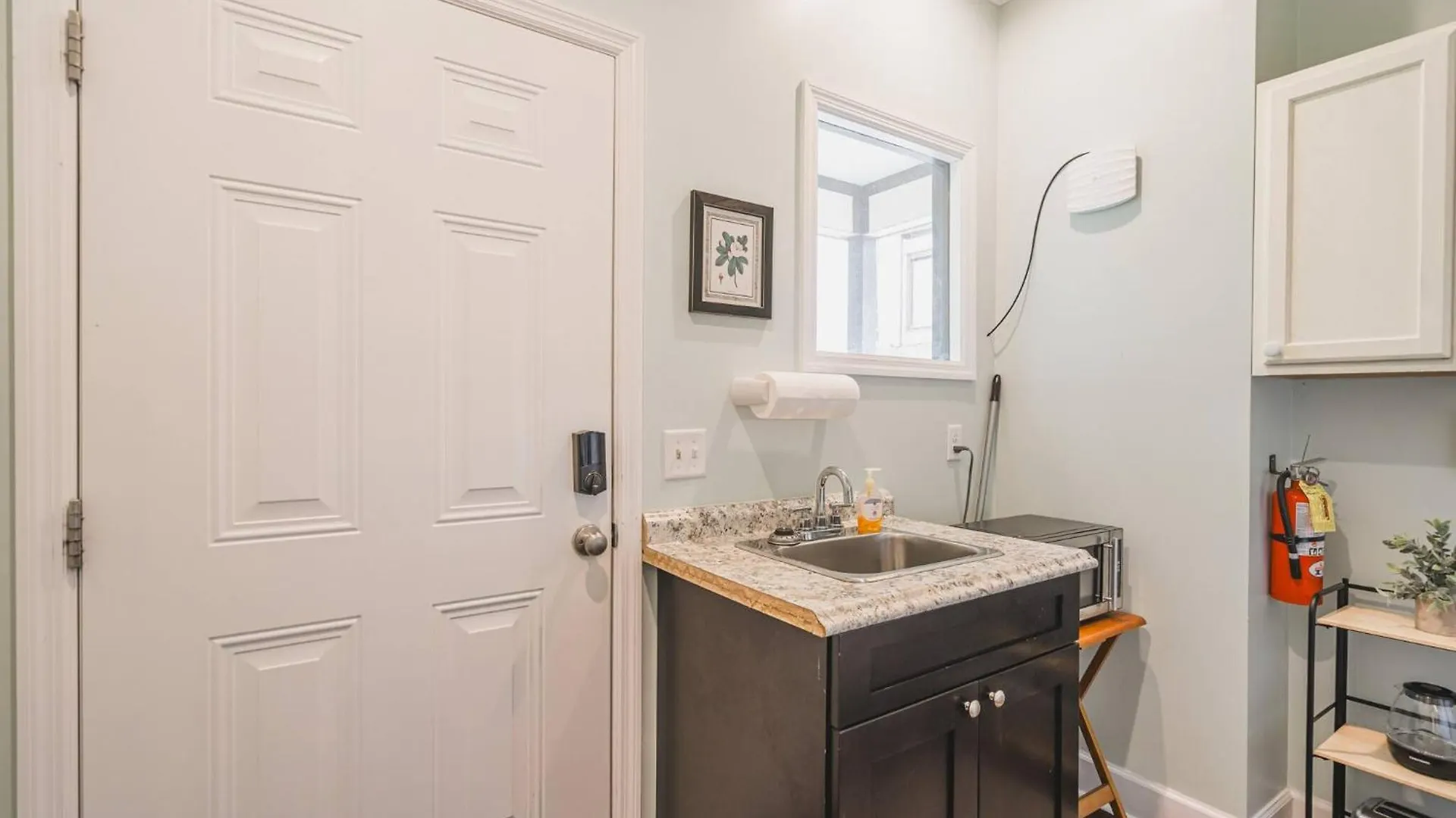 Victorian Modern In Carriage House - Unit B Vendégház