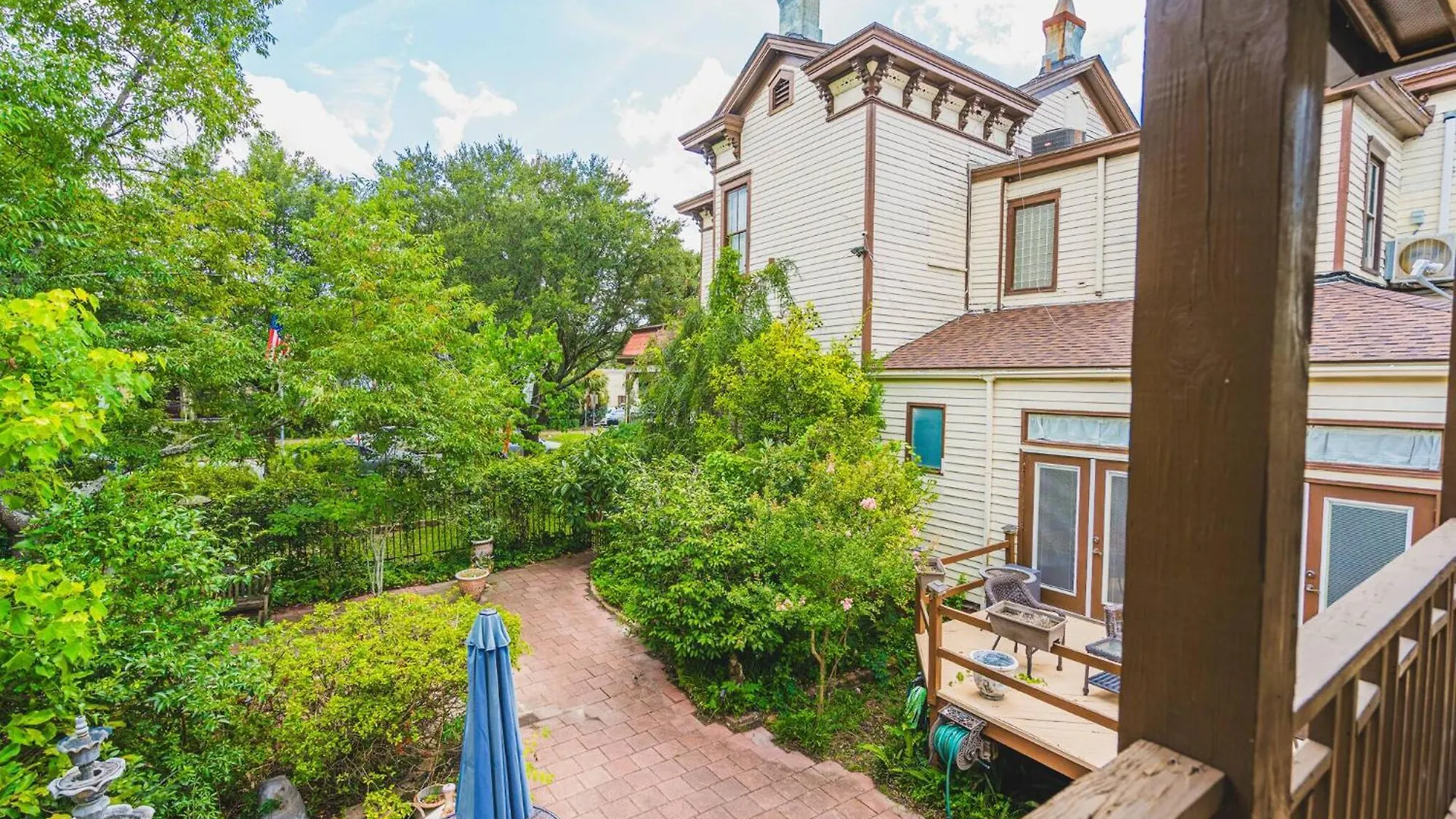 Victorian Modern In Carriage House - Unit B *