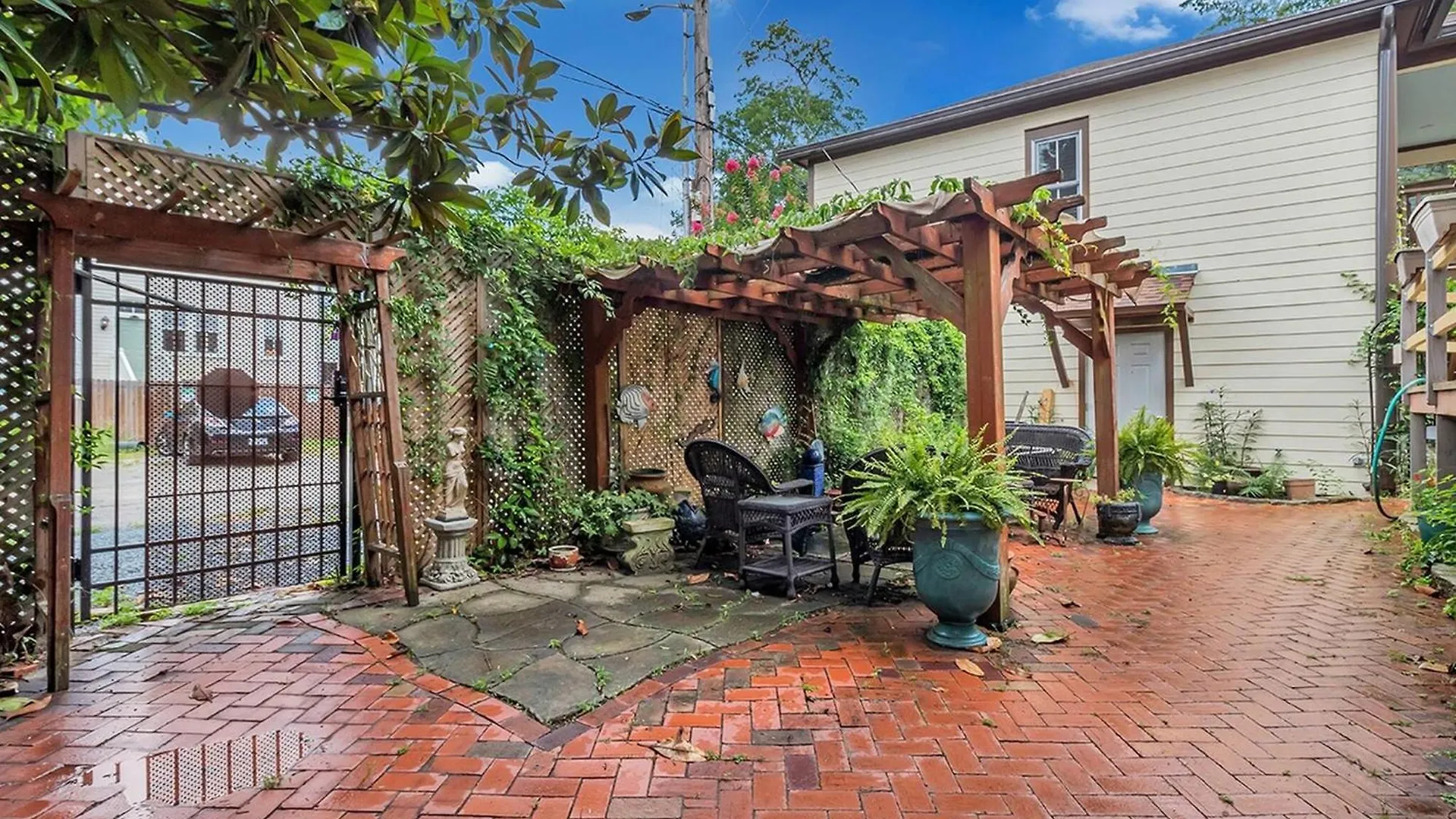 Victorian Modern In Carriage House - Unit B
