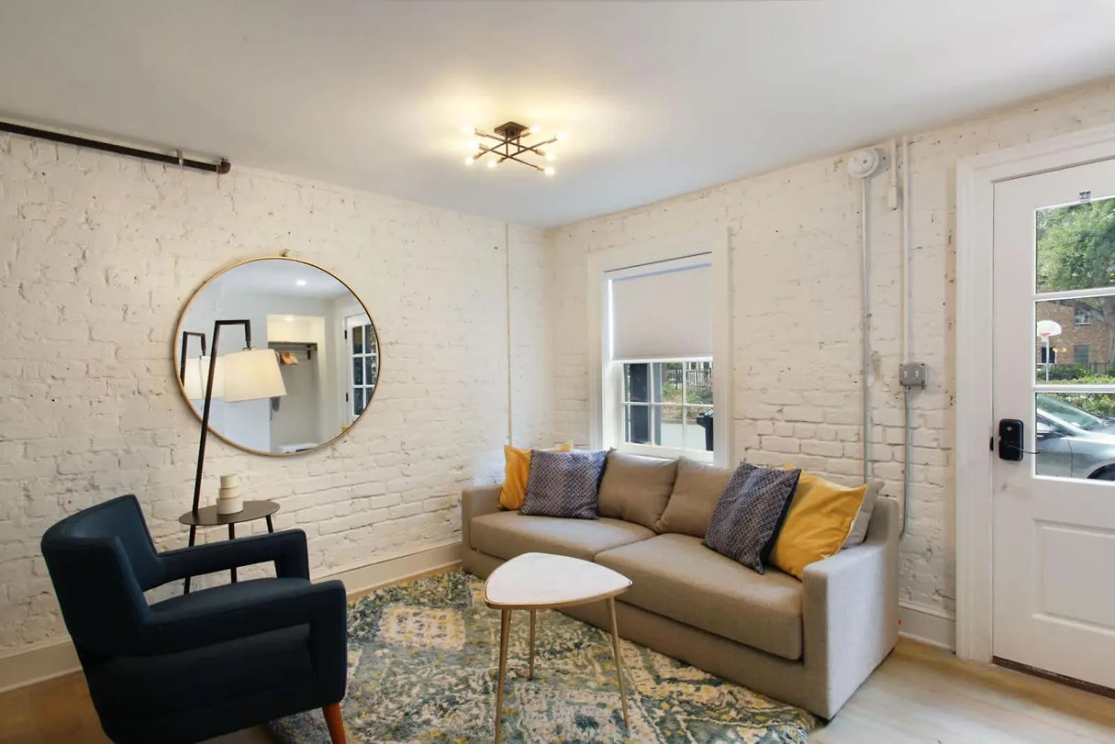 Stunning With Kitchenette 1st Floor