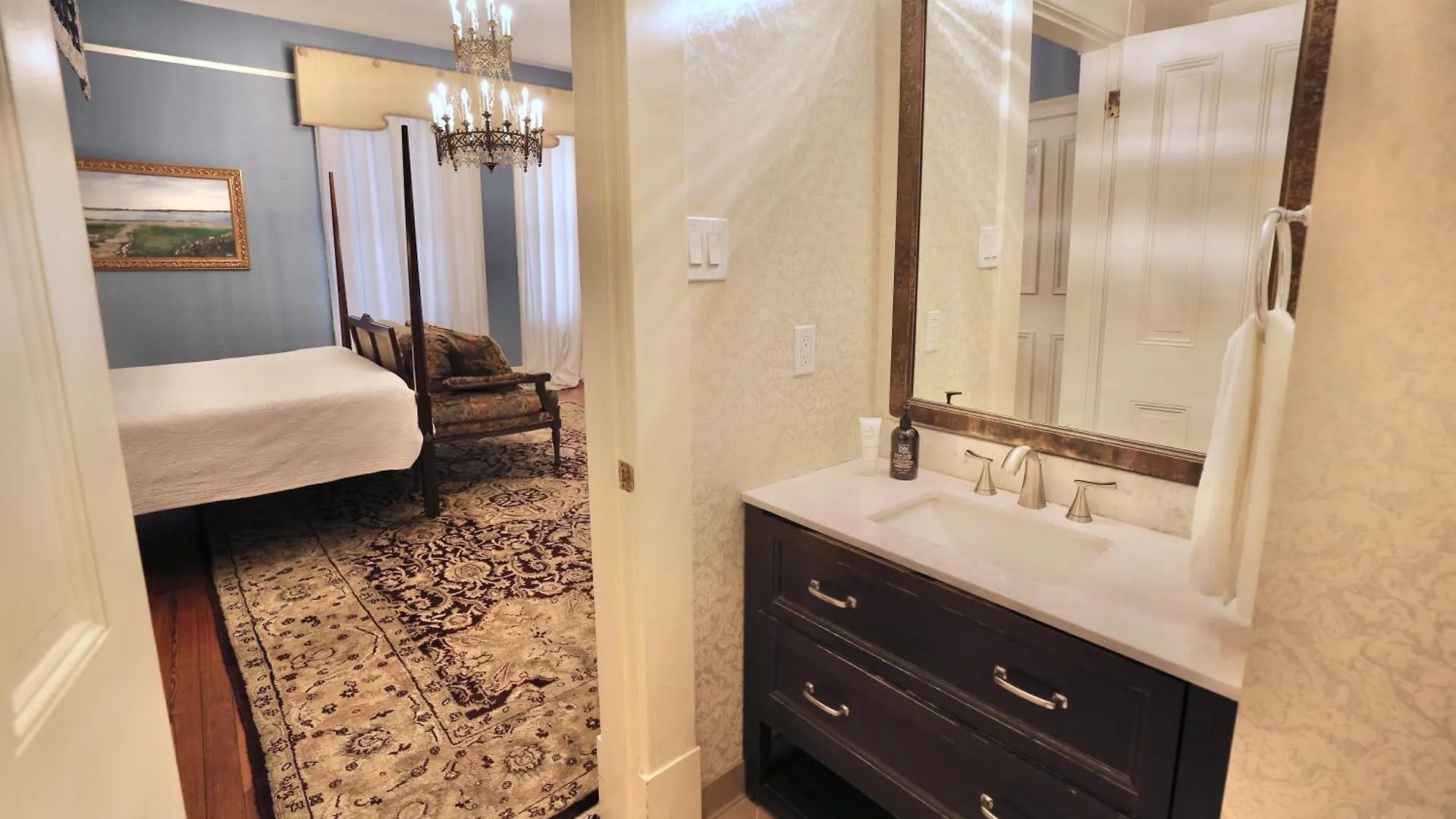 Foley House 4*