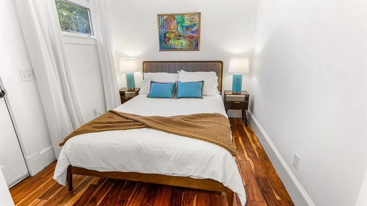 Romantic Victorian Retreat Near Forsyth Park *