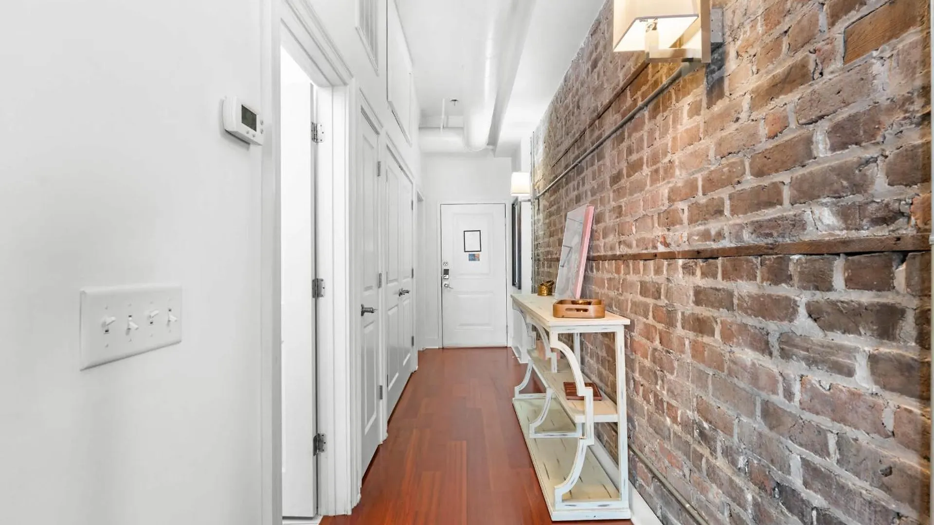 Downtown Loft- Steps Away From Plant Riverside! Apartment