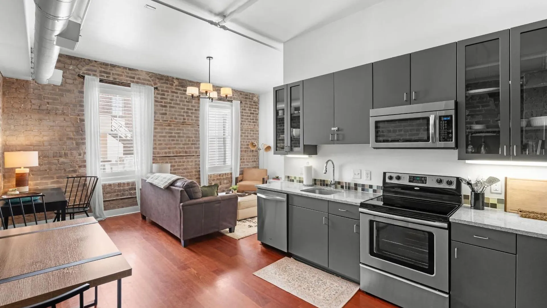 Apartment Downtown Loft- Steps Away From Plant Riverside!