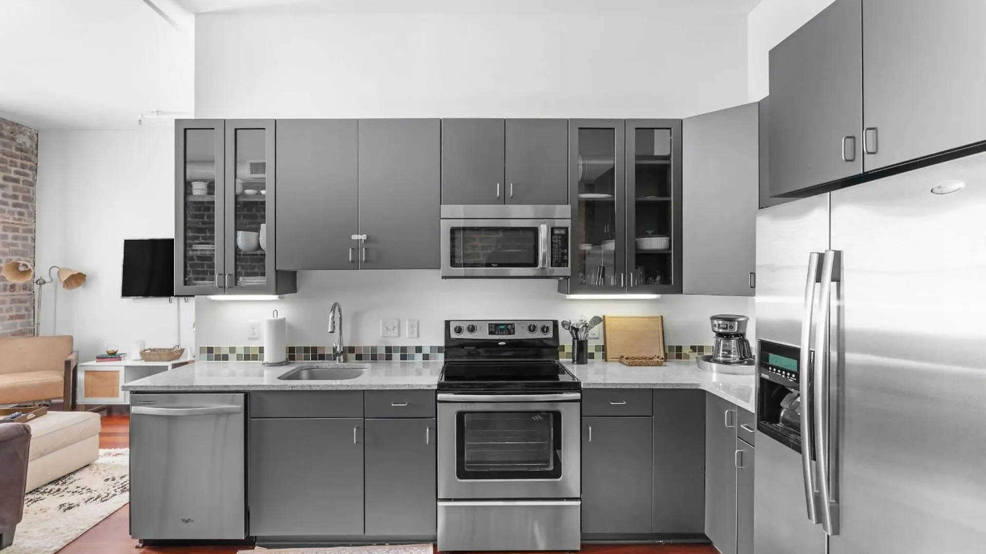 Downtown Loft- Steps Away From Plant Riverside! Apartment *