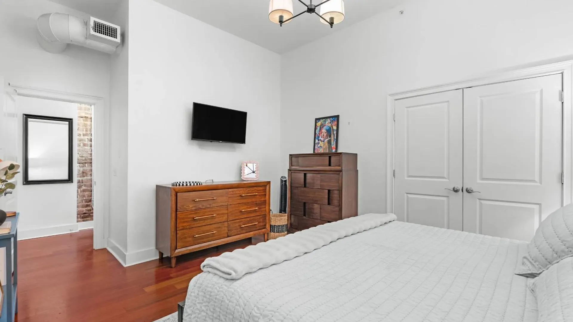 Apartment Downtown Loft- Steps Away From Plant Riverside! *