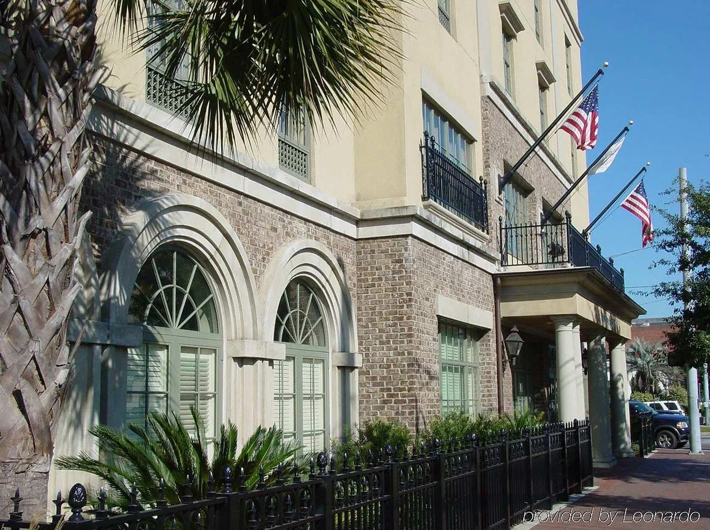 Hampton & Historic District Отель