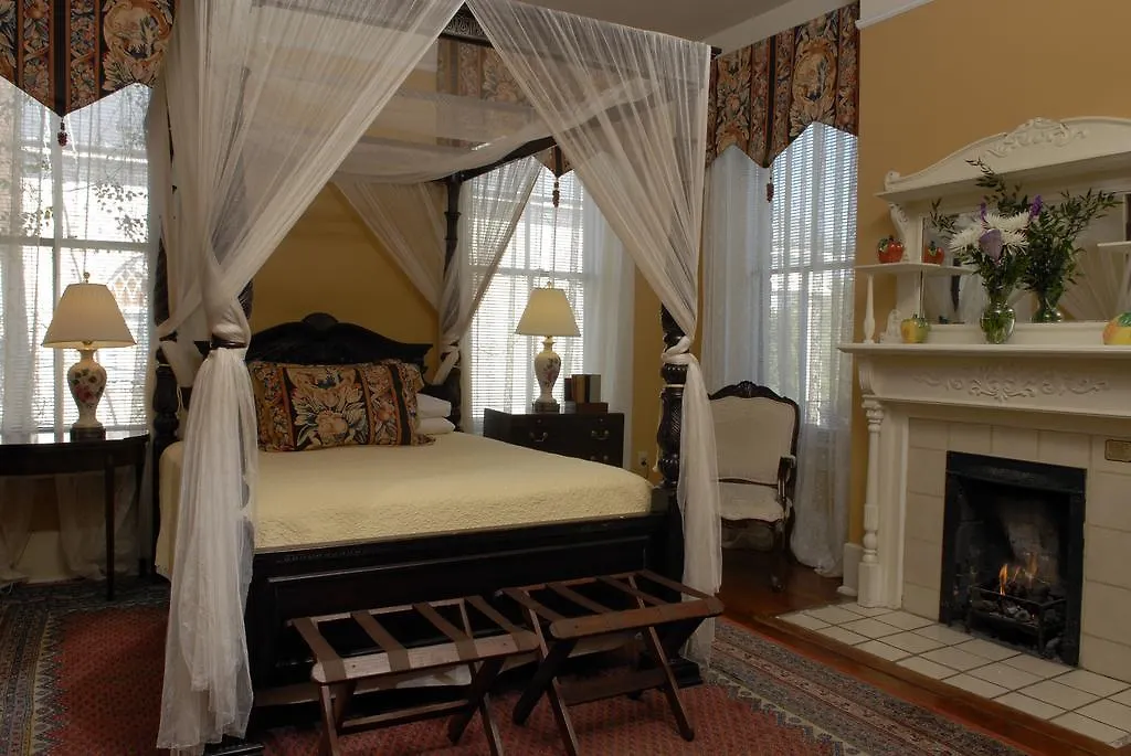 Bed & Breakfast Foley House 4*