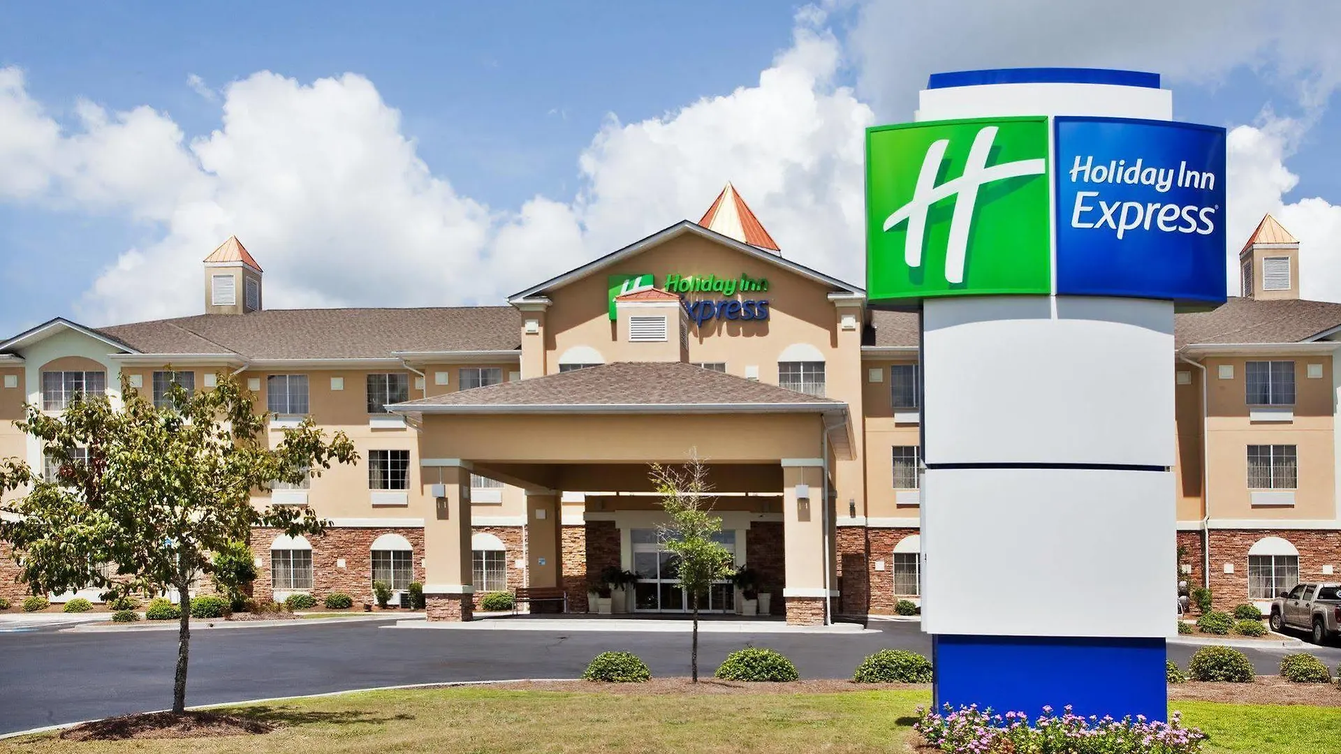 Express Airport By Ihg Hotel 3*