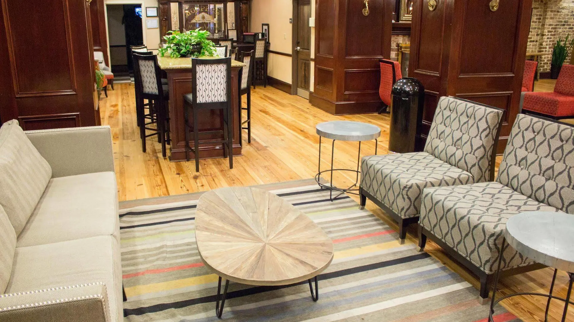 Hotel Hampton & Historic District 3*