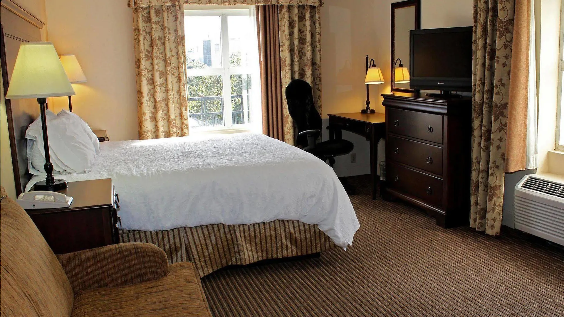 Hampton & Historic District Hotel 3*