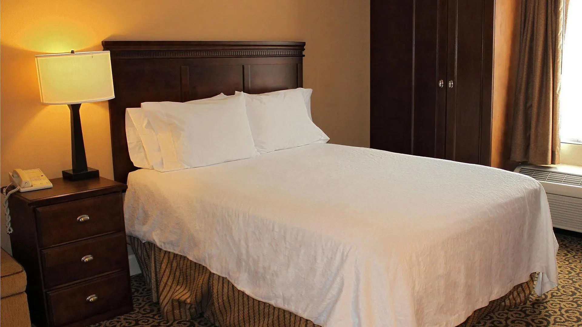 Hotel Hampton & Historic District 3*