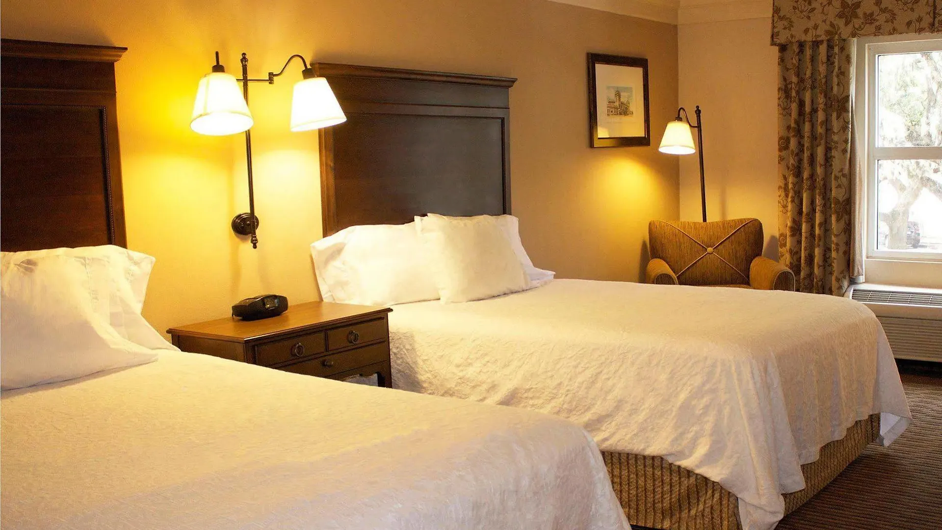 Hampton & Historic District Hotel 3*