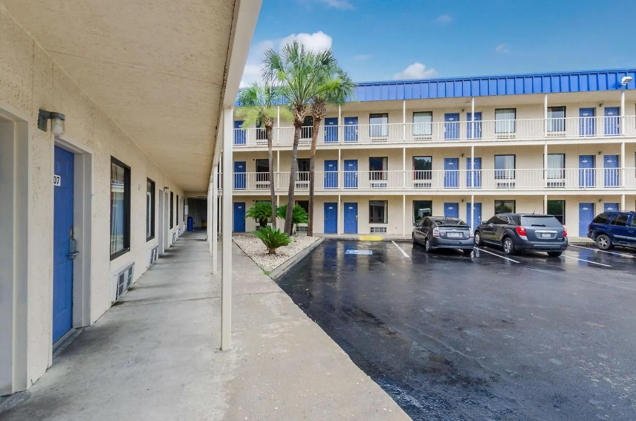 6-pooler, Ga - Savannah Airport 2* Pooler
