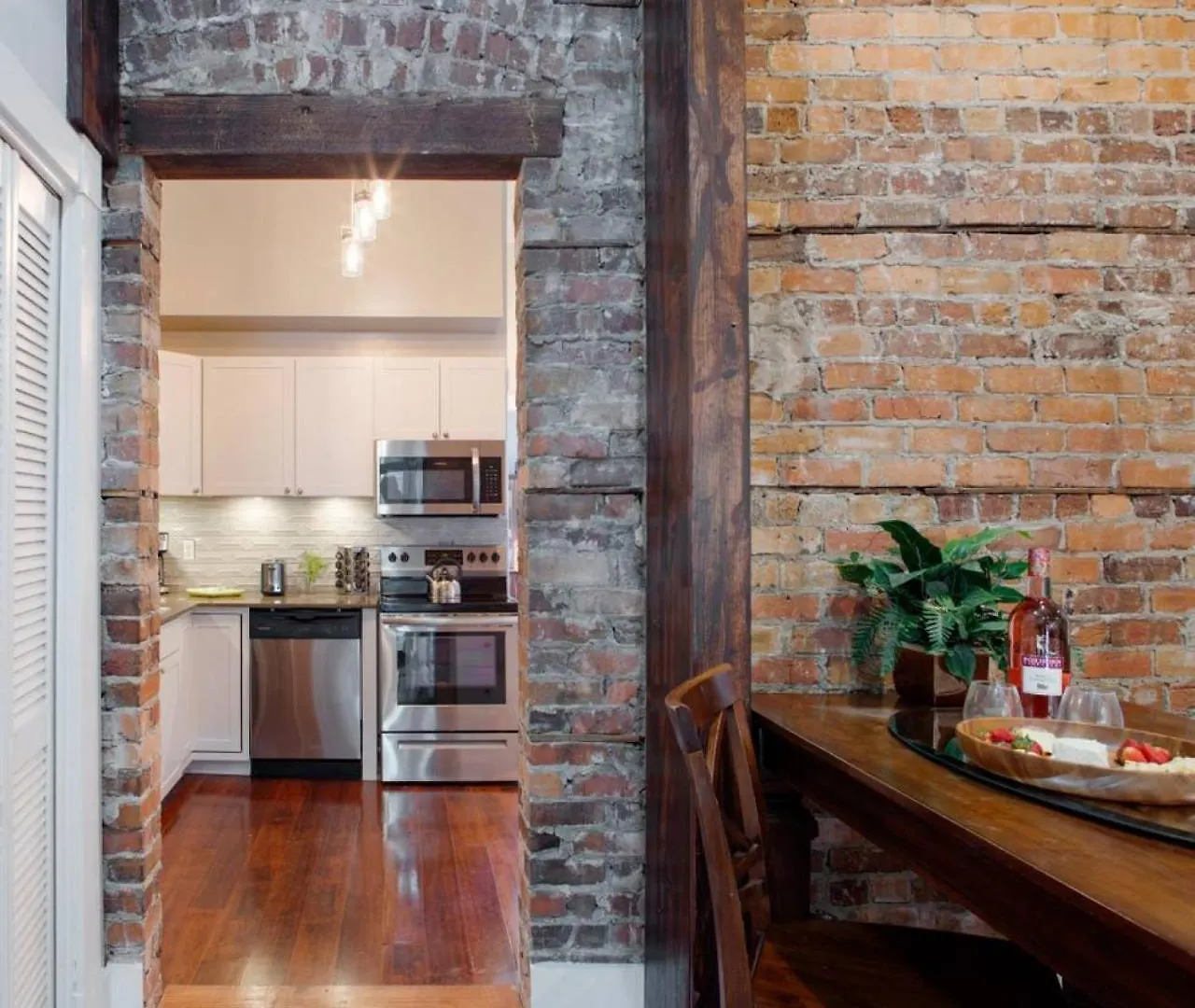 416a Waldburg St - Newly Renovated 1920's Historic District Apt Savannah