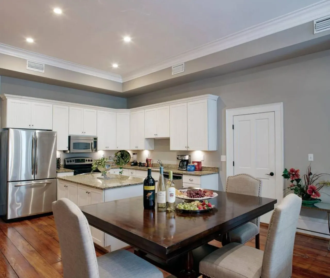 201 York #2 - Newly Renovated Parkside Apt! * Savannah