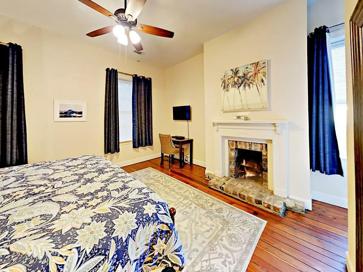 127 E Liberty Townhouse Unit B 度假居