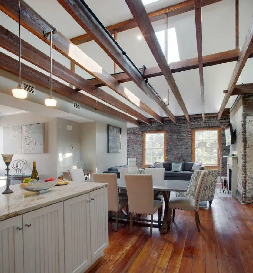 Sprawling Penthouse With Rooftop Deck Blocks From The River * Саванна