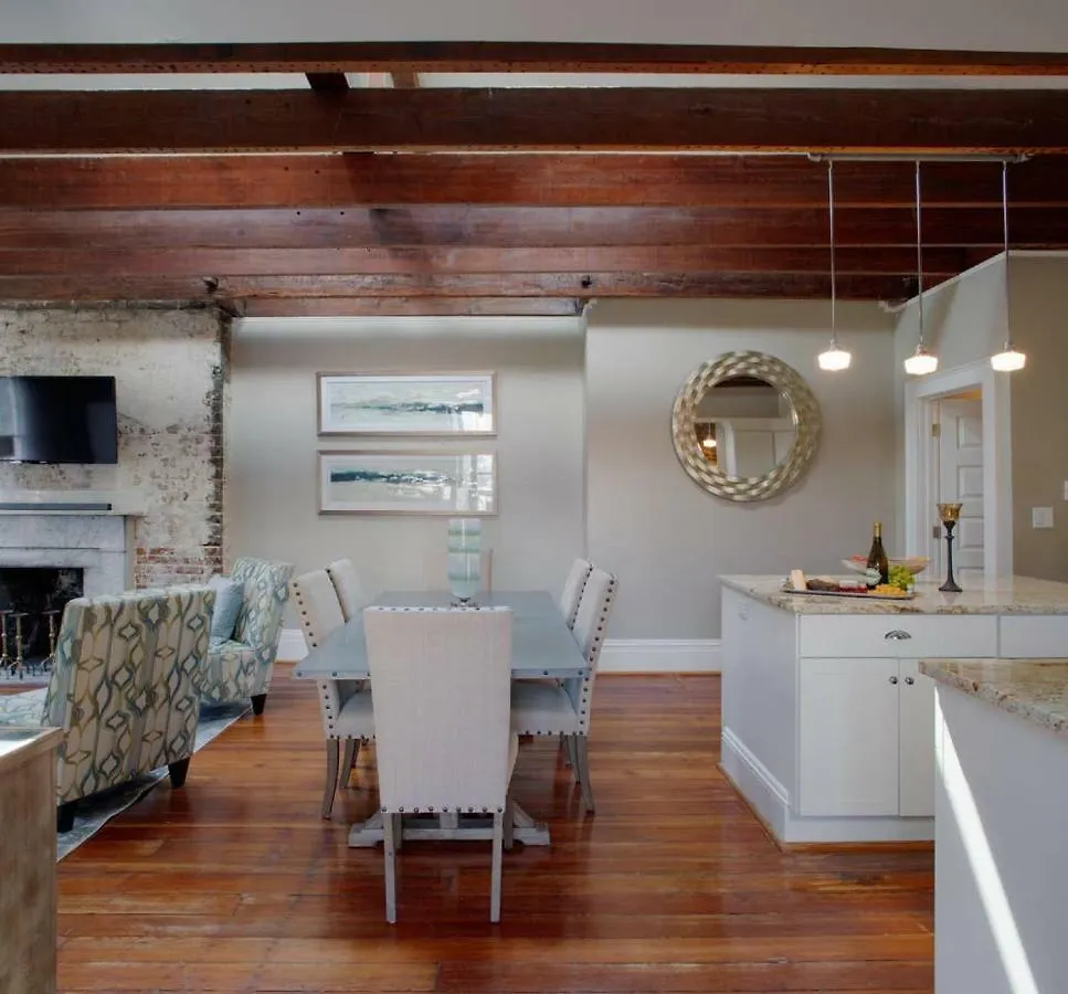 Sprawling Penthouse With Rooftop Deck Blocks From The River * Саванна