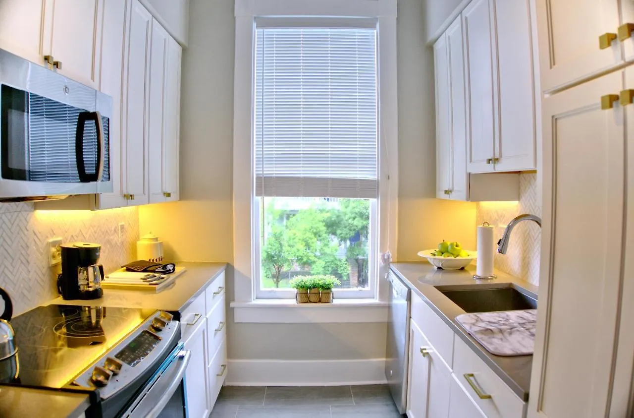 2 Bedroom Newly Renovated Townhome In Historic דירה *