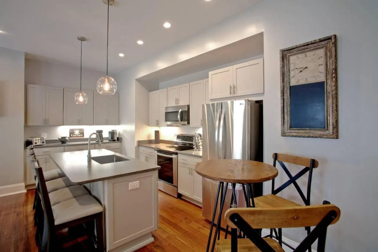 Newly Renovated 4 Bed 3 Bath And 2 Parking Spots 度假居 *