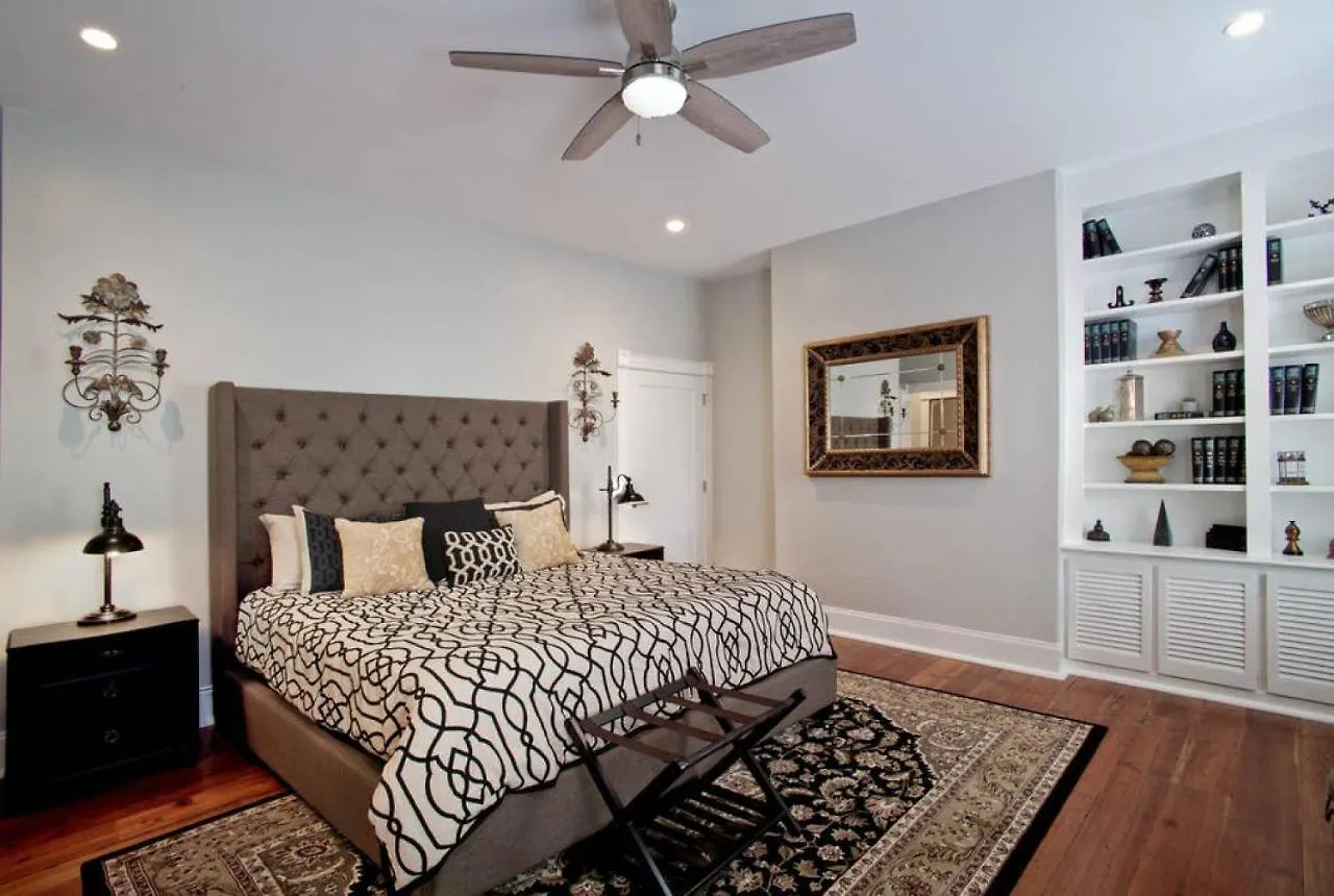 Newly Renovated 4 Bed 3 Bath And 2 Parking Spots 度假居 *