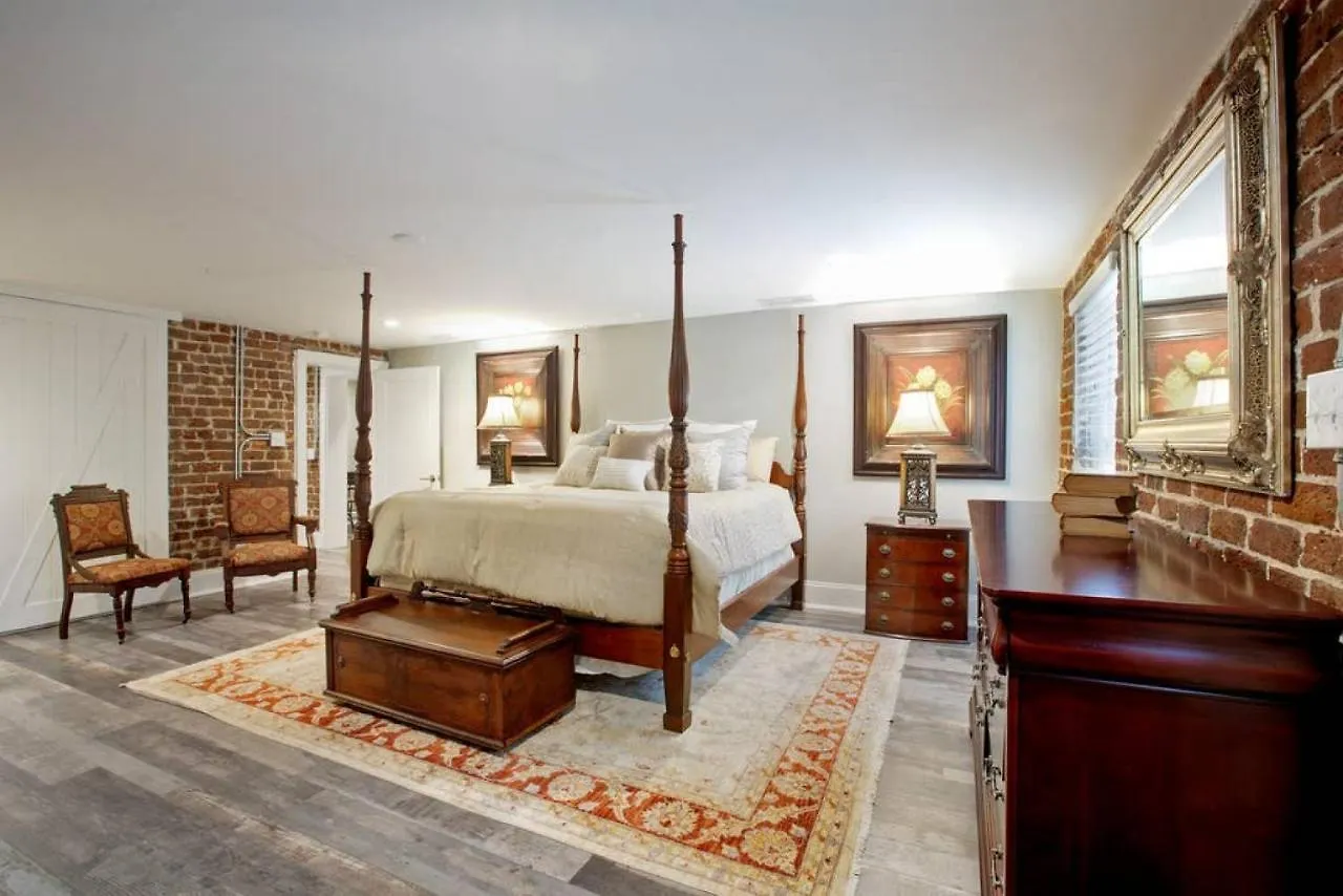 Restored Historic 5 Bedroom 4 And A Half Bath Savannah