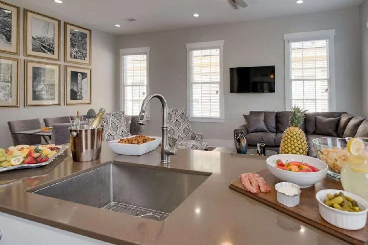 Bed & Breakfast 111 Waldburg Street Beautifully Renovated Historic 5 Bedroom 5 Bath *