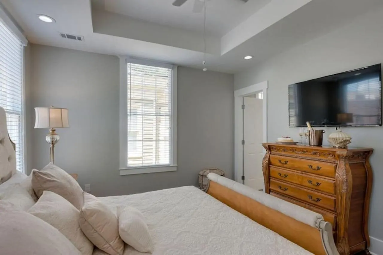 111 Waldburg Street Beautifully Renovated Historic 5 Bedroom 5 Bath Bed & Breakfast Savannah